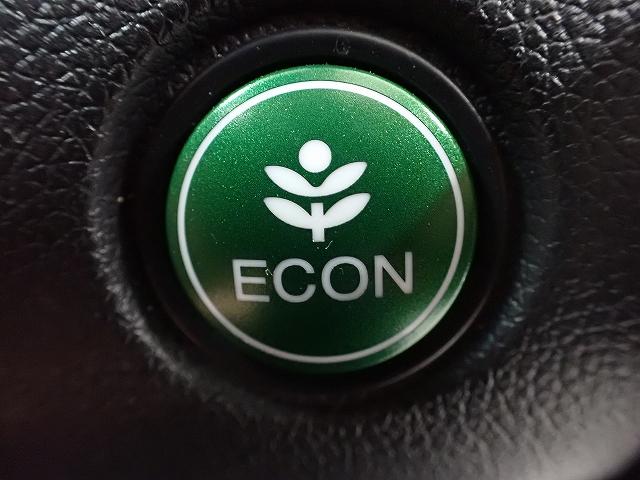 エンジン、エアコンなどを制御し低燃費な『ＥＣＯＮモード』に、また走りを楽しみたいとき、空調など快適性を重視したいときにはスイッチＯＦＦで通常モードに切り替えができます！