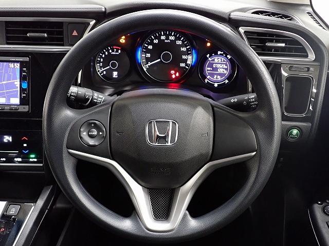 ハンドルにオーディオ操作が出来るオーディオリモートコントロールスイッチが付いてます！走行中も目をそらさずに手元で操作ができるので安全運転にもつながります！