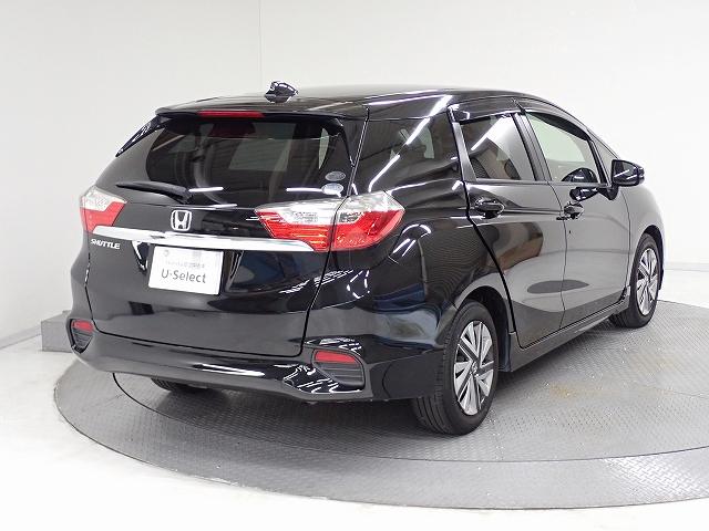 プライバシーガラスが装備されています。外を見るときには気にならずに、後方車両からは車内が見えにくい設計です。