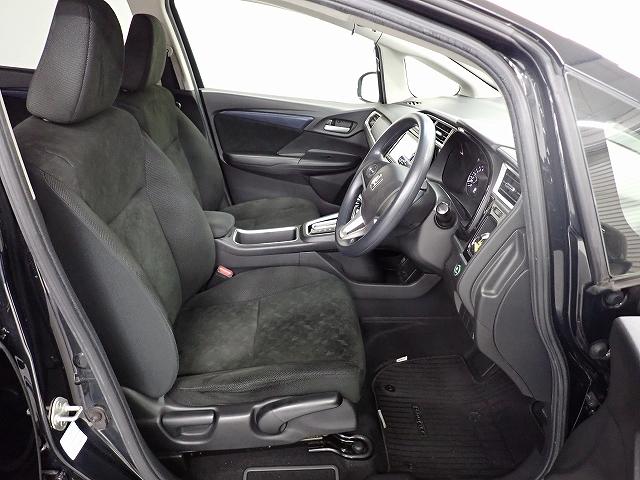 フロントは広々セパレートシート、運転席は、高さを調整できるハイトアジャスター付きです。