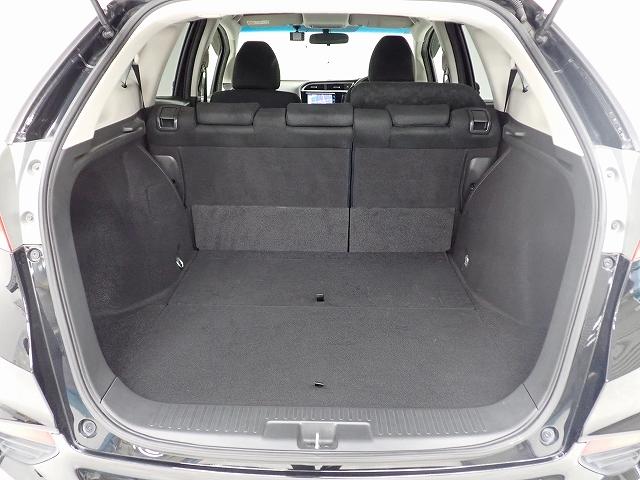 荷室は広いだけでなく、開口部が大きく低いので、荷物の積み降ろしもスムーズです！またトノカバー付で荷物も見えにくくなっています。