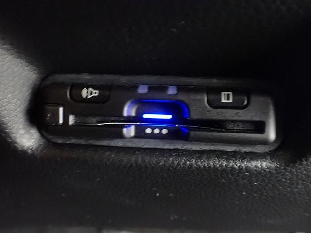 フィット ｅ：ＨＥＶリュクス　ホンダセンシング・ナビ・フルセグ・バックカメラ・前後ドラレコ・ＥＴＣ・サイドカーテンエアーバッグ・オートクルーズ・シートヒーター・ＬＥＤ・１６ＡＷ　リアカメラ　ＥＴＣ付　クルーズコントロール　ＤＶＤ（5枚目）