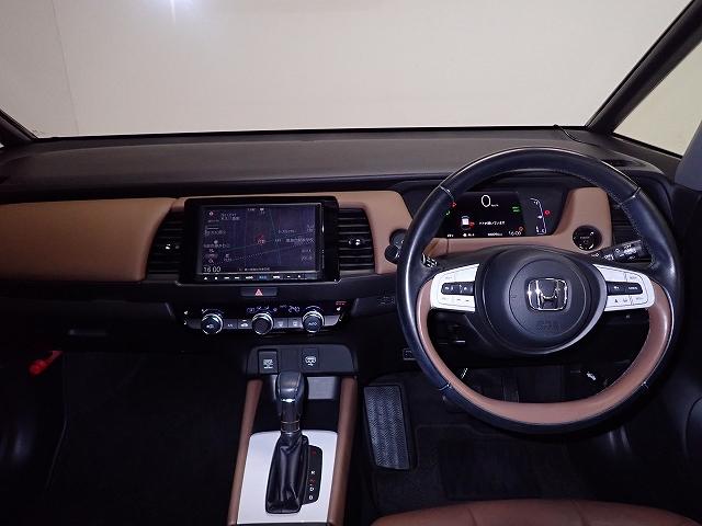 フィット ｅ：ＨＥＶリュクス　ホンダセンシング・ナビ・フルセグ・バックカメラ・前後ドラレコ・ＥＴＣ・サイドカーテンエアーバッグ・オートクルーズ・シートヒーター・ＬＥＤ・１６ＡＷ　リアカメラ　ＥＴＣ付　クルーズコントロール　ＤＶＤ（12枚目）