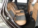 リアシートは3名乗車も可能ですが、2名の時にはセンターの大型のアームレストを使用してゆったりとくつろげるのでとても快適です。