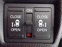 運転席からもスライドドアをボタン操作でスピーディーに開閉できます!またスマートキーでも操作できるので便利です。