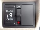 運転席からもスライドドアをボタン操作でスピーディーに開閉できます!またスマートキーでも操作できるので便利です。