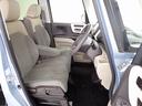 フロントシートはベンチシートです、運転席と助手席の移動が簡単です。真ん中にはアームレストも装備されています!また運転席シートの高さも調整できます。