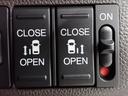 運転席からもスライドドアをボタン操作でスピーディーに開閉できます!またスマートキーでも操作できるので便利です。
