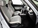 フロントは広々セパレートシート、運転席は、高さを調整できるハイトアジャスター付きです。