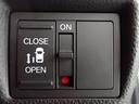 運転席からもスライドドアをボタン操作でスピーディーに開閉できます!またスマートキーでも操作できるので便利です。
