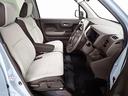 フロントシートはベンチシートで運転席と助手席の移動が楽々です。シートの高さも調整でき真ん中にはアームレストも装備されています!