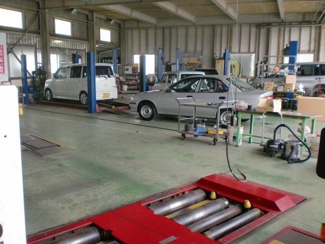 当店は民間車検場・保険会社指定板金工場を完備しております。　検査員３名、２級整備２名がしっかりした設備の元に作業させていただきます。　年間１０００台以上の車検の実績で代車も完備しております。