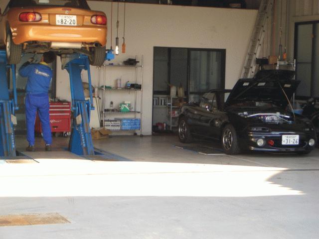 専門店ならではのノウハウをもとに熟練のメカニックがしっかりと納車整備を行います。また納車点検だけでなく同時に当社の培ってきた技術を生かして当時の新車以上の状態に仕上げる　ことも可能です。