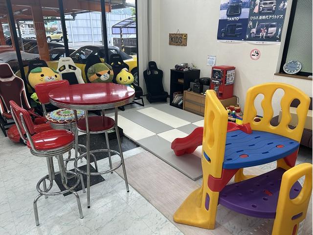 ショールームにはお子様連れにもゆっくり過ごしていただけるようにチャイルドコーナーもありますのでゆっくり遊びに来てくださいね。ユーザー様のカーライフをサポートさせていただきたいと考えてます。