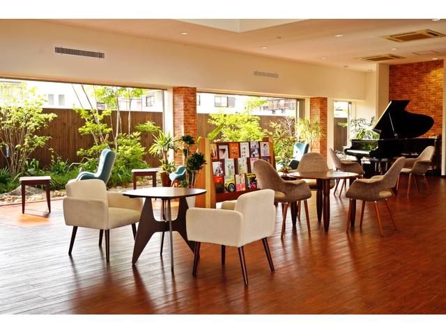 『　店内ショールームは天井吹き抜けの開放感ある空間になっております。各種雑誌等ございますのでごゆっくりお過ごしいただけます。　』