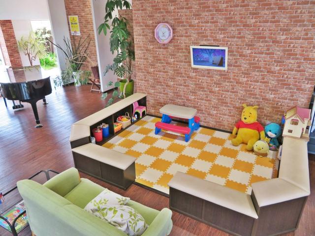 『　店内にキッズルームを設置しております。商談中や、作業待ち時間の間お子様は遊んでいただけて、キッズルームの前にも親御さんが見守れるようソファーを設置しております。　』