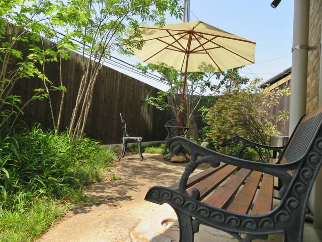 『　中庭もございますので、店内以外でも日の光を浴びながらお待ちいただけます。　』