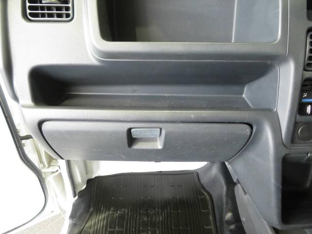 キャリイトラック ＫＣエアコン・パワステ　フロア３ＡＴ　パートタイム４ＷＤ　パワステ　エアコン　ＡＢＳ　スペアキー　スペアタイヤ　ＡＭ／ＦＭラジオ（12枚目）
