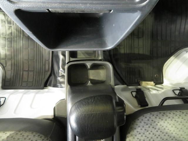 キャリイトラック ＫＣエアコン・パワステ　フロア３ＡＴ　パートタイム４ＷＤ　パワステ　エアコン　ＡＢＳ　スペアキー　スペアタイヤ　ＡＭ／ＦＭラジオ（24枚目）