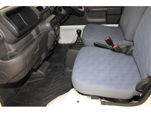 ゆったりとした運転席、助手席です。いろんな人のドライブポジションに合います。