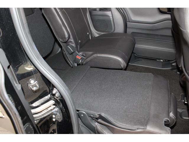 チップアップダイブダウン機構付リヤーシートは後席座面を左右分割で跳ね上げる事が出来ます、トランクルームで積載できない積載の高い荷物を楽々収納できます。