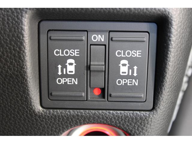 乗り降りラクラクな両側パワースライドドアが装備されてます。運転席からもリモート操作が可能です。外からはリモコンキーで開閉することができます。巻き込み防止機能もありますので安心です。