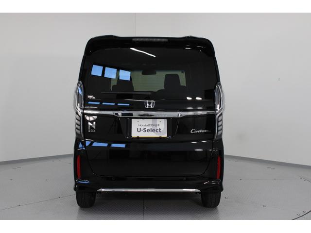 プライバシーガラスが装備されています。外を見るときは気にならず、後方車両からは車内が見えにくい設計です。廻りを気にせず、快適に運転できます。