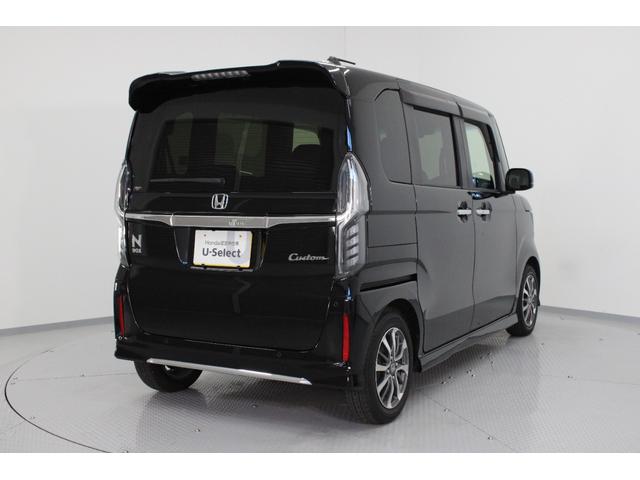 スマートキー装備で、ドアの開錠、施錠からエンジンの始動までキーフリーで操作できます。