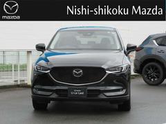 マツダのミドルクラスＳＵＶであるＣＸ-５。魂動デザインとスカイアクティブ技術をフル搭載した初代モデルが発売され、２０１７年にはさらに洗練された力強い魂動デザインに進化した２代目にモデルチェンジしました。 2