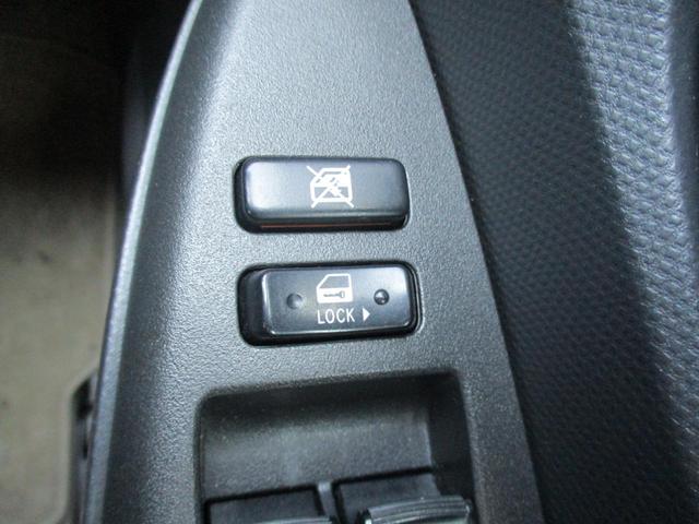 窓は運転席で空かないようにボタン一つで操作できます。