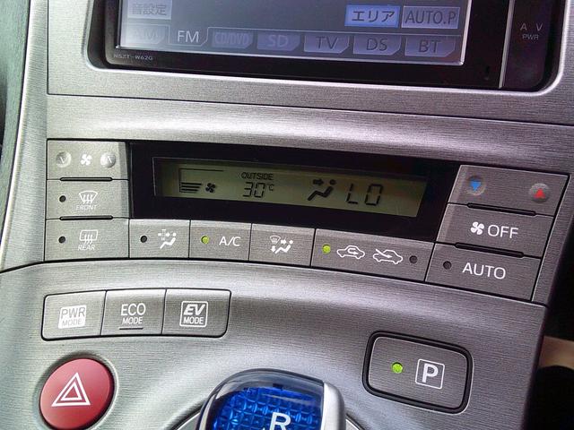 プリウス Ｓ　ＥＴＣ　バックカメラ　ナビ　アルミホイール　オートライト　ＨＩＤ　ＣＶＴ　スマートキー　電動格納ミラー　盗難防止システム　ＣＤ　ＤＶＤ再生　衝突安全ボディ　ＡＢＳ　ＥＳＣ（6枚目）