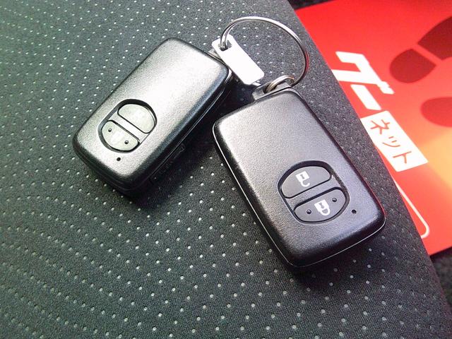 プリウス Ｓ　ＥＴＣ　バックカメラ　ナビ　アルミホイール　オートライト　ＨＩＤ　ＣＶＴ　スマートキー　電動格納ミラー　盗難防止システム　ＣＤ　ＤＶＤ再生　衝突安全ボディ　ＡＢＳ　ＥＳＣ（10枚目）