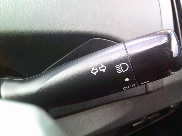 プリウス Ｓ　ＥＴＣ　バックカメラ　ナビ　アルミホイール　オートライト　ＨＩＤ　ＣＶＴ　スマートキー　電動格納ミラー　盗難防止システム　ＣＤ　ＤＶＤ再生　衝突安全ボディ　ＡＢＳ　ＥＳＣ（28枚目）