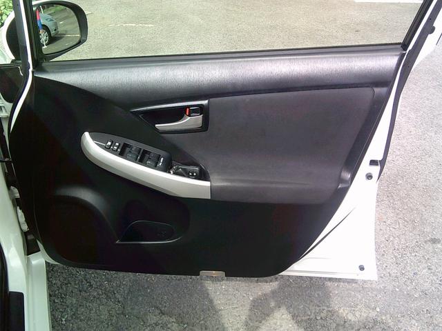 プリウス Ｓ　ＥＴＣ　バックカメラ　ナビ　アルミホイール　オートライト　ＨＩＤ　ＣＶＴ　スマートキー　電動格納ミラー　盗難防止システム　ＣＤ　ＤＶＤ再生　衝突安全ボディ　ＡＢＳ　ＥＳＣ（36枚目）