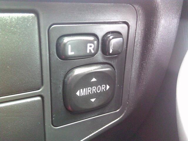 プリウス Ｓ　ＥＴＣ　バックカメラ　ナビ　アルミホイール　オートライト　ＨＩＤ　ＣＶＴ　スマートキー　電動格納ミラー　盗難防止システム　ＣＤ　ＤＶＤ再生　衝突安全ボディ　ＡＢＳ　ＥＳＣ（42枚目）
