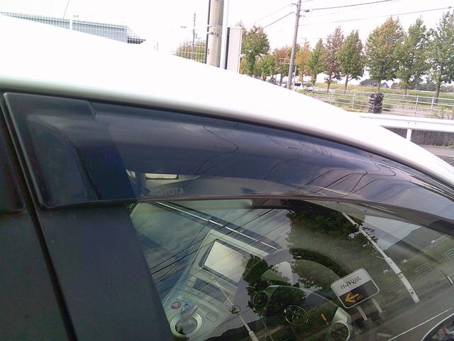 プリウス Ｓ　ＥＴＣ　バックカメラ　ナビ　アルミホイール　オートライト　ＨＩＤ　ＣＶＴ　スマートキー　電動格納ミラー　盗難防止システム　ＣＤ　ＤＶＤ再生　衝突安全ボディ　ＡＢＳ　ＥＳＣ（65枚目）