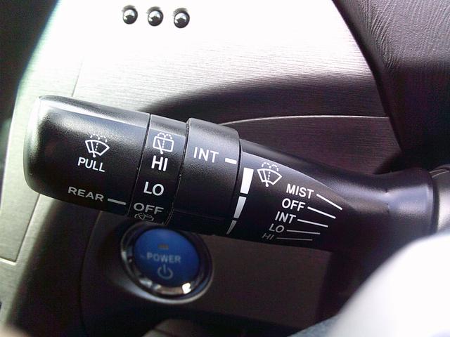 プリウス Ｓ　ＥＴＣ　バックカメラ　ナビ　アルミホイール　オートライト　ＨＩＤ　ＣＶＴ　スマートキー　電動格納ミラー　盗難防止システム　ＣＤ　ＤＶＤ再生　衝突安全ボディ　ＡＢＳ　ＥＳＣ（68枚目）