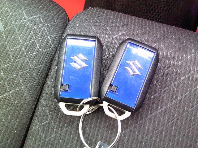 付いてて便利！とても人気の高い装備のスマートキーシステム。キーを携帯しているだけで、ドアロックの開閉並びにエンジンの始動が可能な装備です。プッシュスタートですのでエンジンの始動もボタンを押すだけです