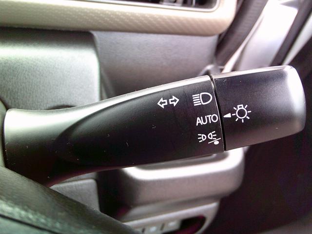 周りが薄暗くなったら自動点灯するオートライトを装備。