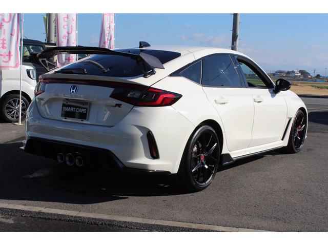 シビック タイプＲ　レーシングブラックパッケージ　登録済未使用車・自動防眩ルームミラー・ＴＹＰＥ　Ｒ専用リアスポイラー（グロスブラック）・ブラック内装　ホンダコネクト９インチナビ・バックカメラ・衝突軽減・ブラインドスポット・ＬＥＤ・１９インチアルミ（8枚目）