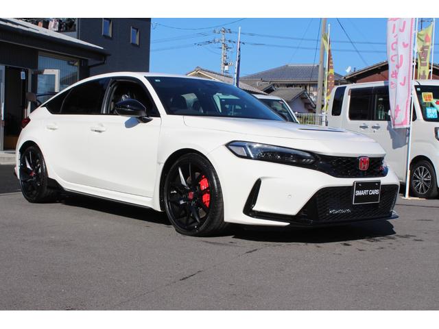 シビック タイプＲ　レーシングブラックパッケージ　登録済未使用車・自動防眩ルームミラー・ＴＹＰＥ　Ｒ専用リアスポイラー（グロスブラック）・ブラック内装　ホンダコネクト９インチナビ・バックカメラ・衝突軽減・ブラインドスポット・ＬＥＤ・１９インチアルミ（10枚目）