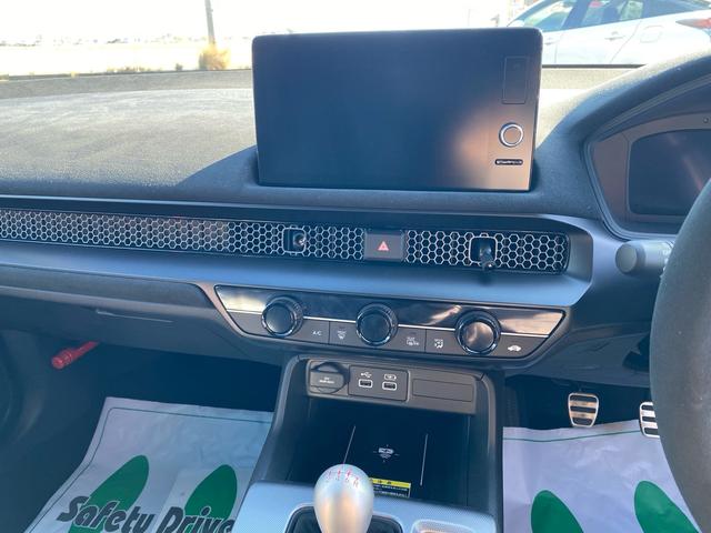 シビック タイプＲ　レーシングブラックパッケージ　登録済未使用車・自動防眩ルームミラー・ＴＹＰＥ　Ｒ専用リアスポイラー（グロスブラック）・ブラック内装　ホンダコネクト９インチナビ・バックカメラ・衝突軽減・ブラインドスポット・ＬＥＤ・１９インチアルミ（32枚目）