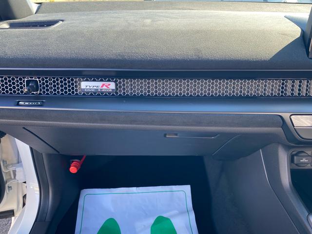 シビック タイプＲ　レーシングブラックパッケージ　登録済未使用車・自動防眩ルームミラー・ＴＹＰＥ　Ｒ専用リアスポイラー（グロスブラック）・ブラック内装　ホンダコネクト９インチナビ・バックカメラ・衝突軽減・ブラインドスポット・ＬＥＤ・１９インチアルミ（52枚目）