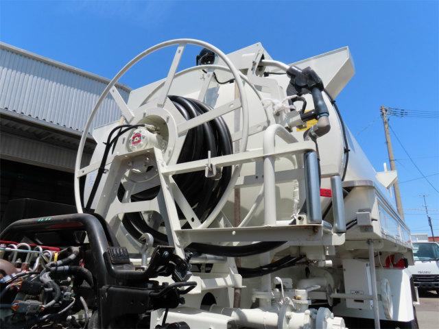 デュトロ ３．７８ｔ　４．６ＫＬタンクローリー　新明和・２室・タンク書類完備・自動巻きリール・流量計・積載物品－灯油・軽油・重油・１８０馬力ターボ（32枚目）