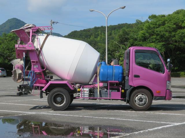 デュトロ ４ｔ　ワイド　コンクリートミキサー　新明和・混合容量１．７立米・ドラム容量３．４立米・電動ホッパーカバー・１８０馬力ターボ（4枚目）