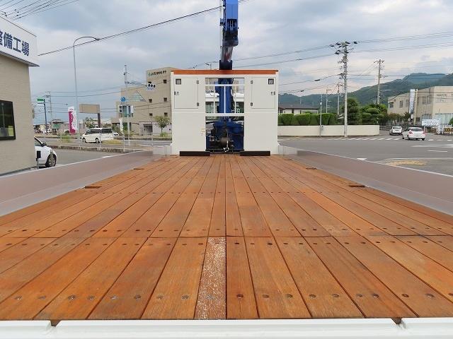 ファイター ９．７ｔ　増トンワイド　クレーン付セルフ　内寸－長６４７／幅２３５／高２０・タダノ・床板・内フック５対・４段クレーン・ラジコン・フックイン・２．９３ｔ吊り・ＭＬ警報型・自動張出・格納ジャッキ・アオリ４方開・ウインチ・歩み掛け・２７０馬力ターボ（30枚目）