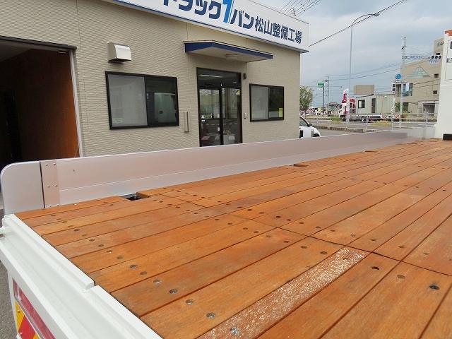 ファイター ９．７ｔ　増トンワイド　クレーン付セルフ　内寸－長６４７／幅２３５／高２０・タダノ・床板・内フック５対・４段クレーン・ラジコン・フックイン・２．９３ｔ吊り・ＭＬ警報型・自動張出・格納ジャッキ・アオリ４方開・ウインチ・歩み掛け・２７０馬力ターボ（32枚目）