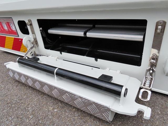 ファイター ９．７ｔ　増トンワイド　クレーン付セルフ　内寸－長６４７／幅２３５／高２０・タダノ・床板・内フック５対・４段クレーン・ラジコン・フックイン・２．９３ｔ吊り・ＭＬ警報型・自動張出・格納ジャッキ・アオリ４方開・ウインチ・歩み掛け・２７０馬力ターボ（50枚目）