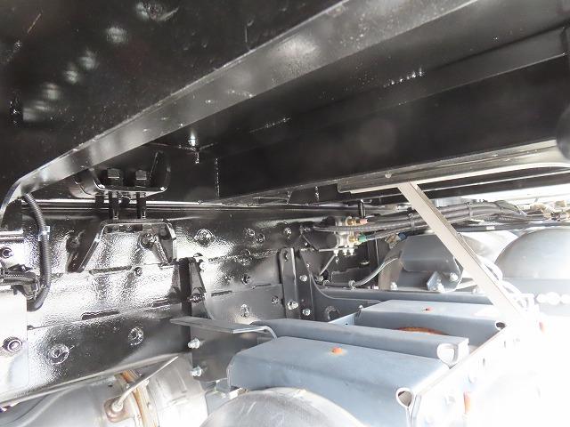 ファイター ９．７ｔ　増トンワイド　クレーン付セルフ　内寸－長６４７／幅２３５／高２０・タダノ・床板・内フック５対・４段クレーン・ラジコン・フックイン・２．９３ｔ吊り・ＭＬ警報型・自動張出・格納ジャッキ・アオリ４方開・ウインチ・歩み掛け・２７０馬力ターボ（59枚目）
