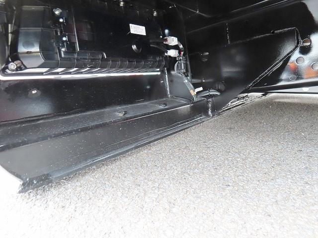 ファイター ９．７ｔ　増トンワイド　クレーン付セルフ　内寸－長６４７／幅２３５／高２０・タダノ・床板・内フック５対・４段クレーン・ラジコン・フックイン・２．９３ｔ吊り・ＭＬ警報型・自動張出・格納ジャッキ・アオリ４方開・ウインチ・歩み掛け・２７０馬力ターボ（65枚目）